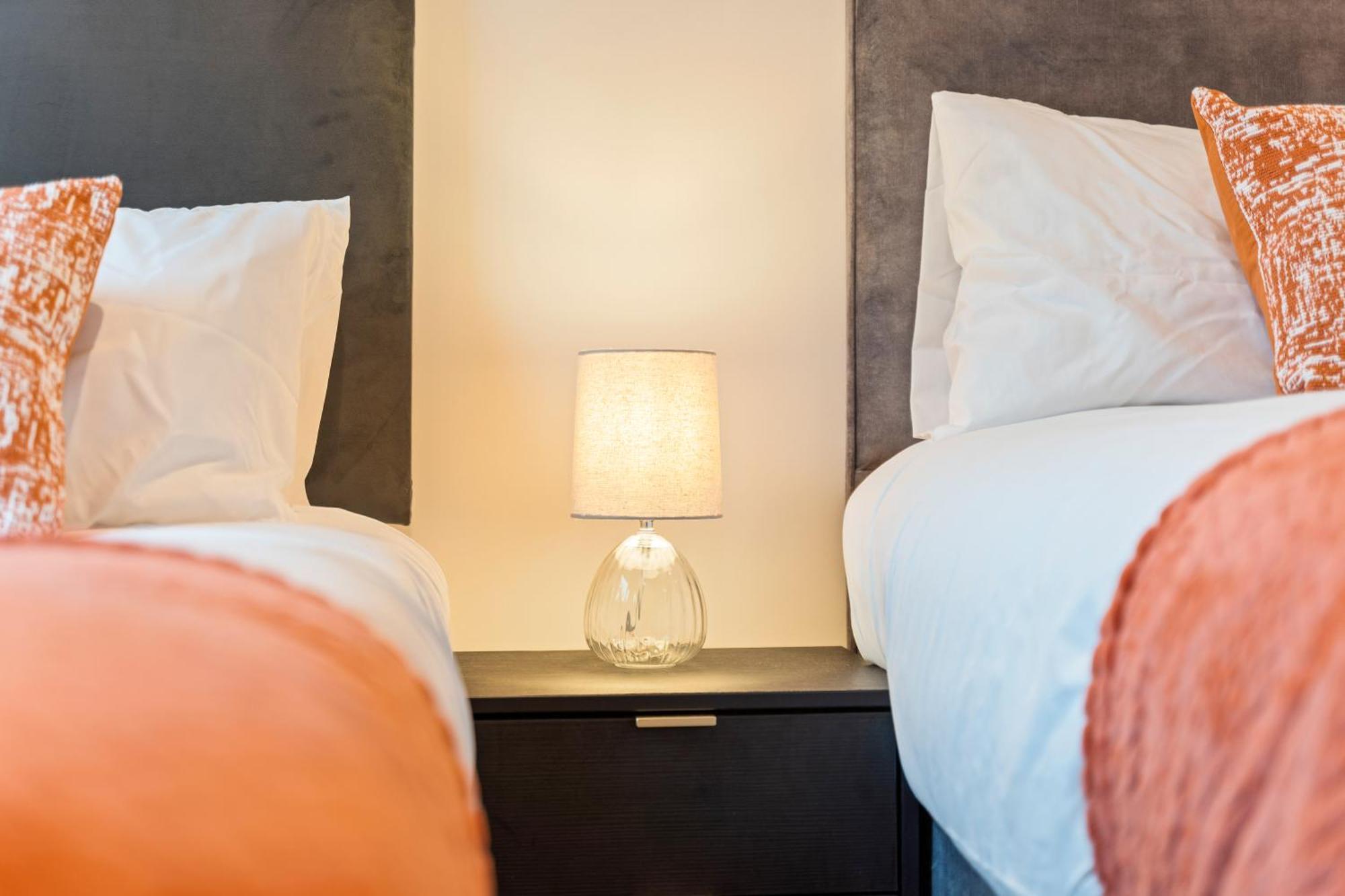 Shanti Suite - 2Bed 2Bath City Centre - Wifi - Netflix- Parking- Modern- Perfect For Family, Contractors, Leisure, Business By Shanti Nights Birmingham Exteriör bild