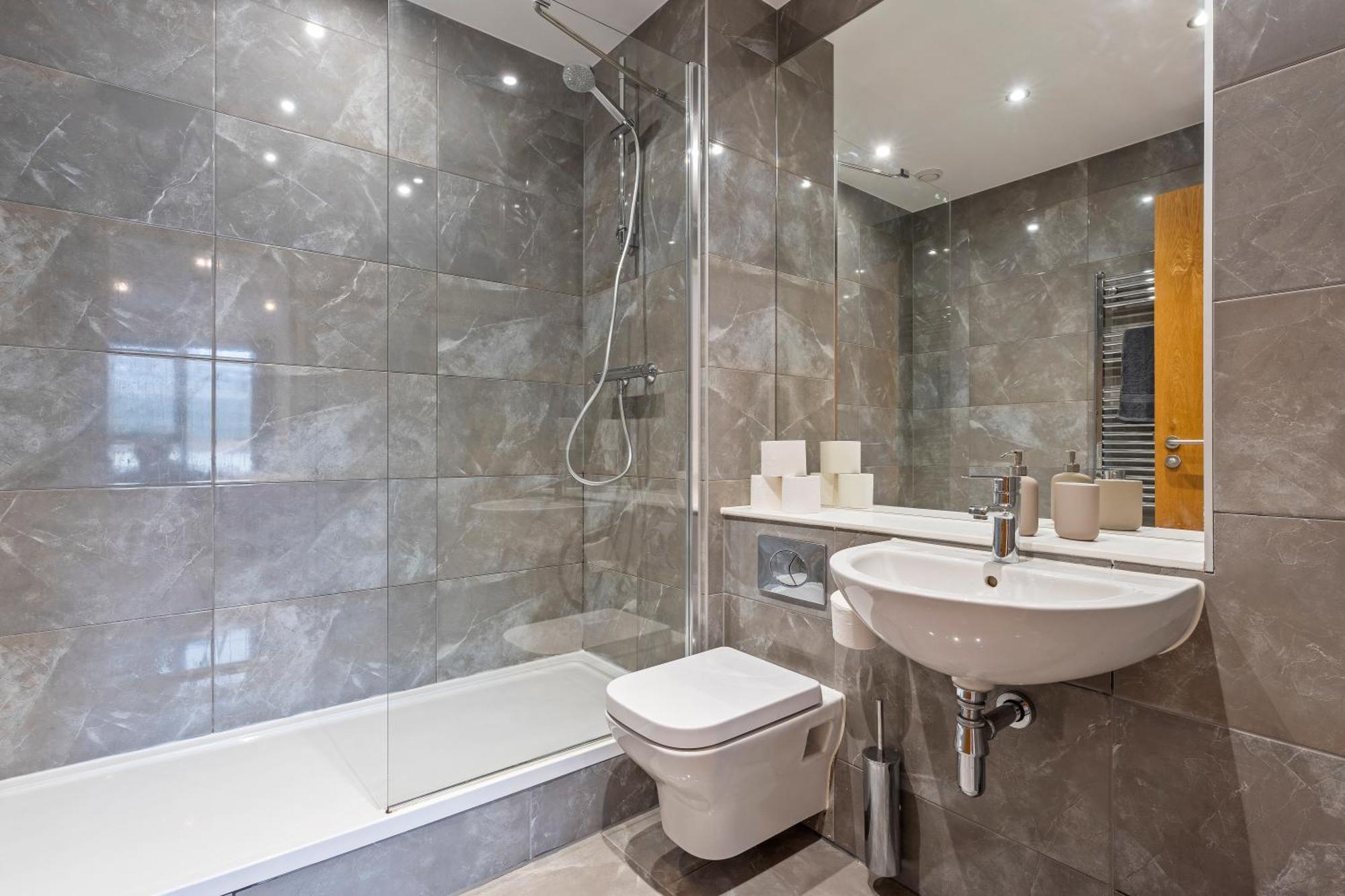 Shanti Suite - 2Bed 2Bath City Centre - Wifi - Netflix- Parking- Modern- Perfect For Family, Contractors, Leisure, Business By Shanti Nights Birmingham Exteriör bild